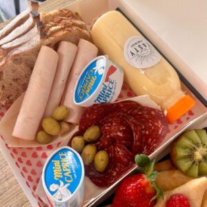 Box Charcuterie composée de 3 blanc de dinde,  une rose de saucisson sec (6 tranches), 3 mini Caprice des Dieux, tranche de pain et olives vertes